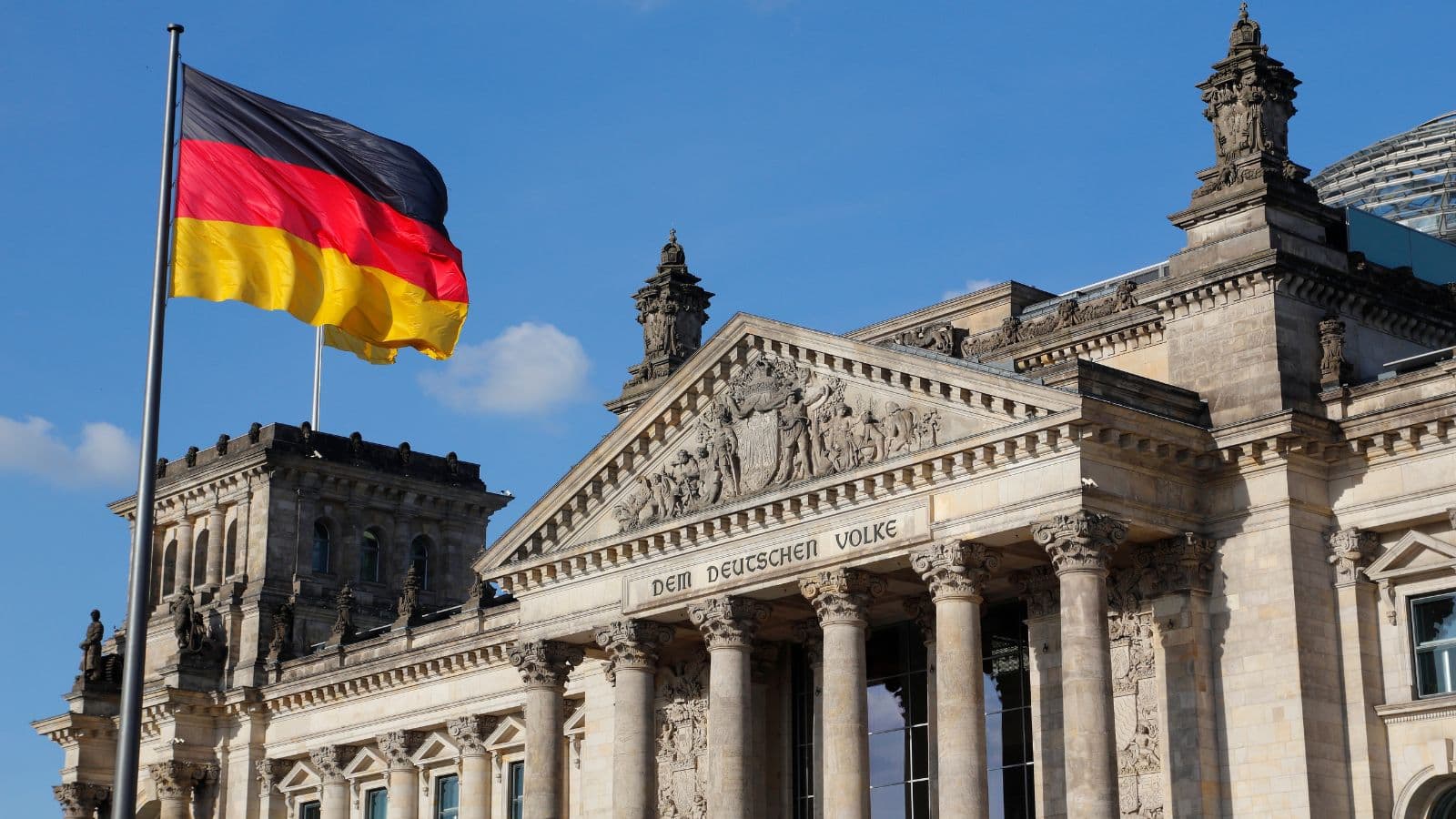 Symbolbild zur verpassten AI-Act-Frist in Deutschland, das ein Fragezeichen und Paragraphen zeigt.